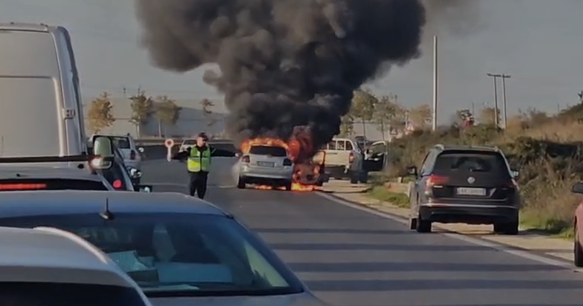 Aksident në autostradën Lushnjë Rrogozhinë   Toyota  përplaset me furgonin e OSSHE  Bllokohet qarkullimi
