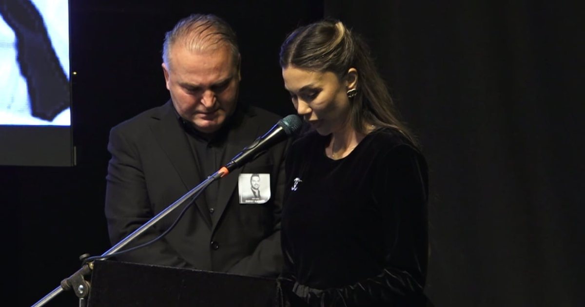  Kaq shumë gjëra ngelën pa u thënë   Adelina Tahiri në lot gjatë homazheve për Shpat Kasapin  Sot  ti po këndon me engjëjt