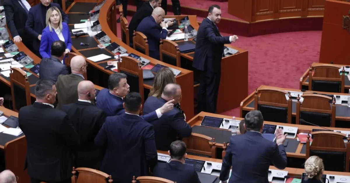  Kërcënoi e ofendoi deputetet e opozitës  PD kërkon përjashtimin nga Kuvendi për 60 ditë të Taulant Ballës