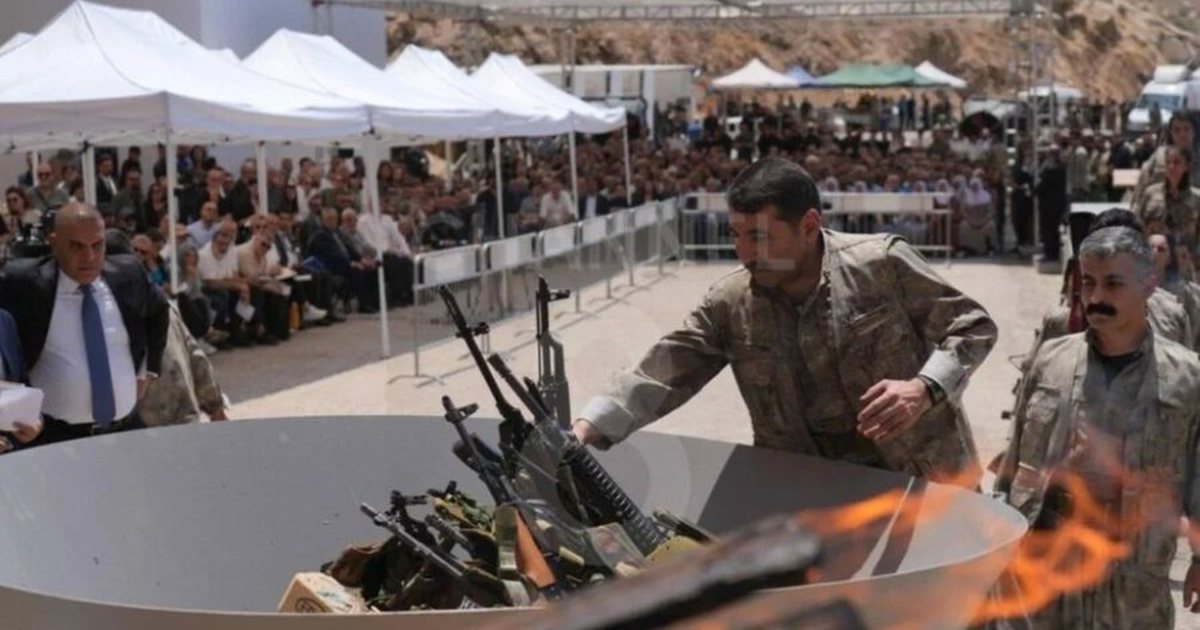 Hap historik drejt paqes me Turqinë pas 4 dekadash  luftëtarët kurdë djegin armët dhe zotohen për çarmatosje