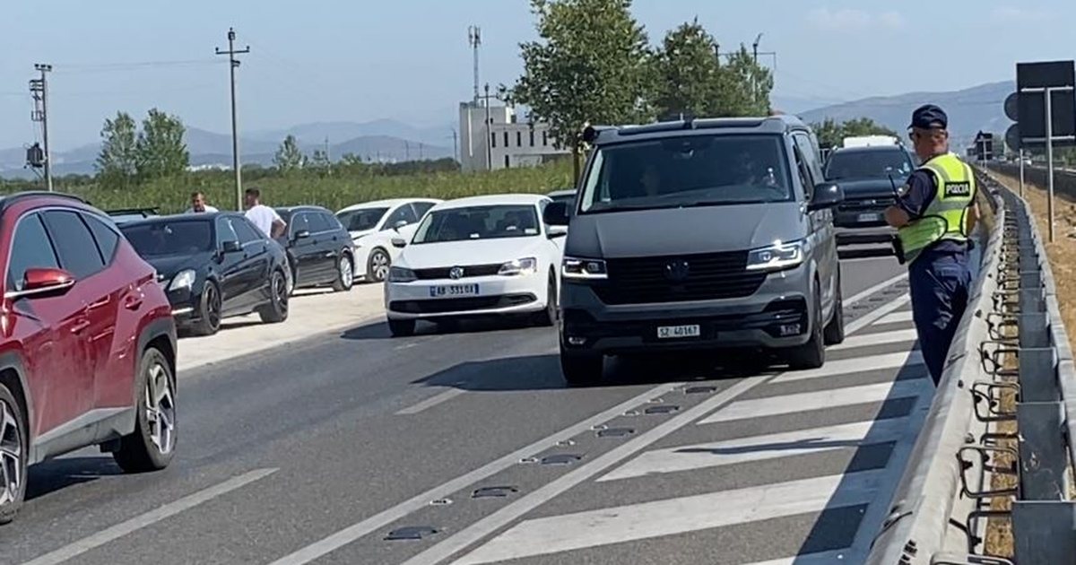 Përplasen disa makina në autostradën Lushnjë Fier  krijohen radhë kilometrike tek  Pushimi i shoferit 