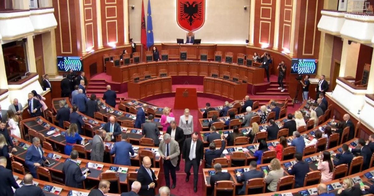 Opozita braktisi votimin  rregullorja e re e Kuvendit miratohet vetëm me votat e PS