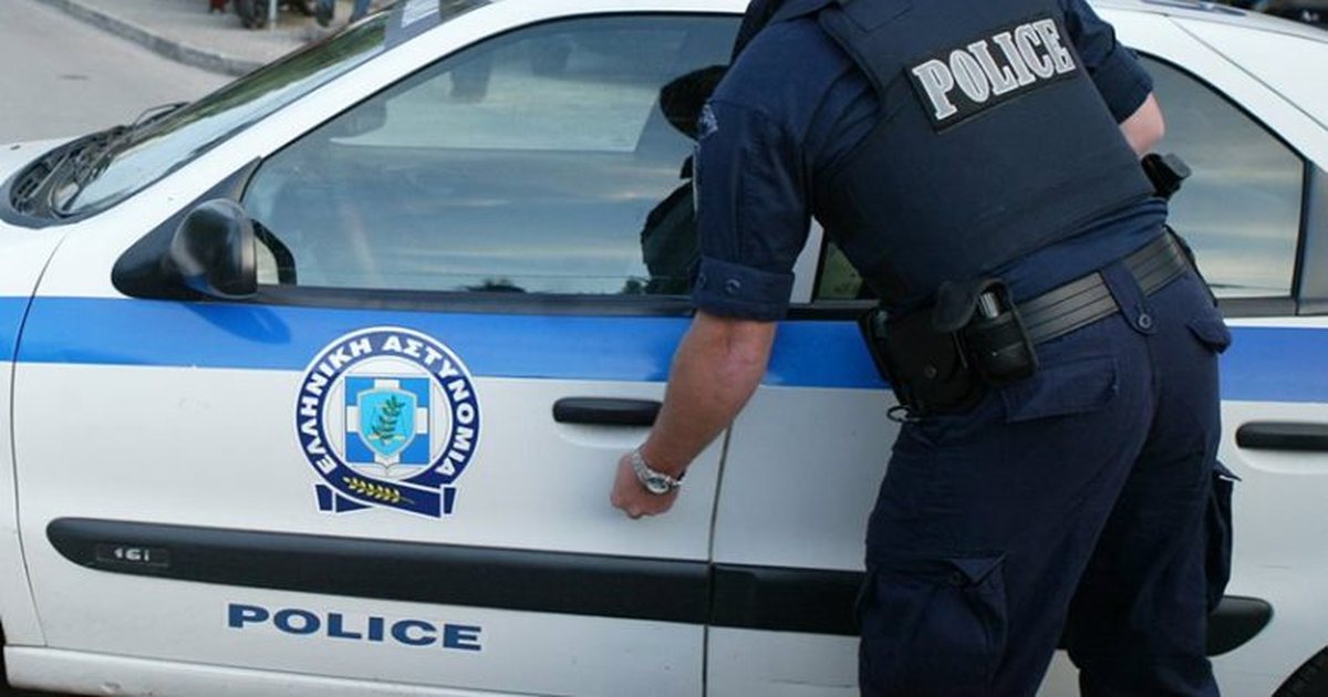 E rëndë në Greqi  E prangosën dhe i vunë flakën  viktima gjendet e djegur në sediljen e pasme  dyshohet se është shqiptar