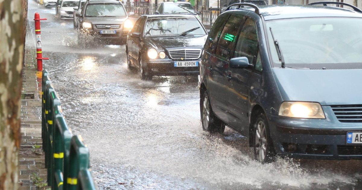 Moti i keq  inxhinierë e specialistë dalin në terren në Fier  Rrezik për përmbytje