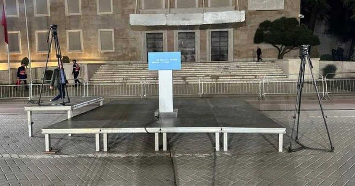 FOTOLOAJM  Pak minuta para protestës së PD   Zhvendoset  Parlamenti  vendoset foltorja përpara Kryeministrisë