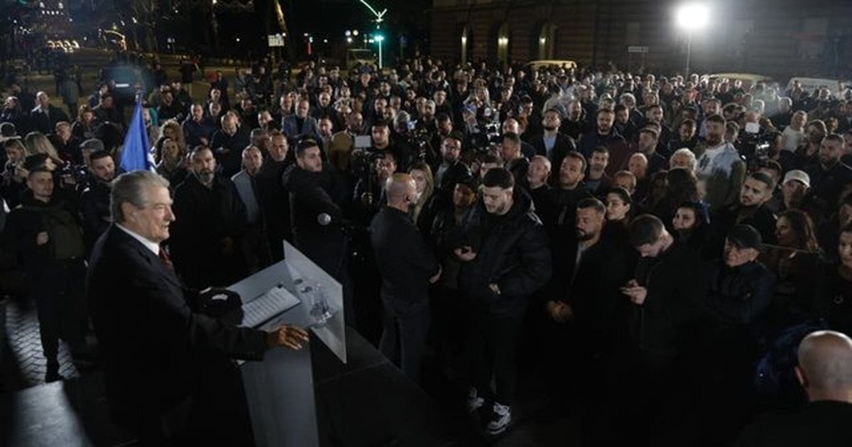 Mbyllet protesta përpara Kryeministrisë  Berisha  Kjo foltore nuk ndalet 