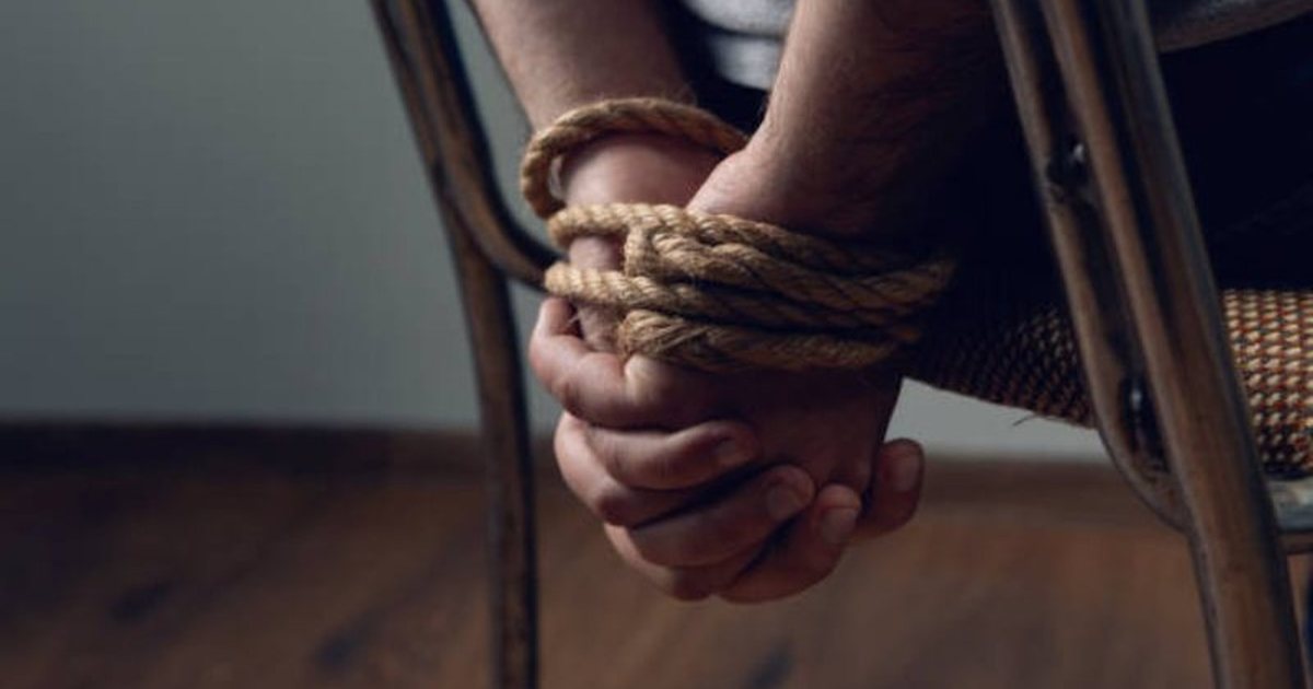 Shkoi për një foto në banesën e këngëtarit të njohur  ai e merr peng  e zhvesh dhe 