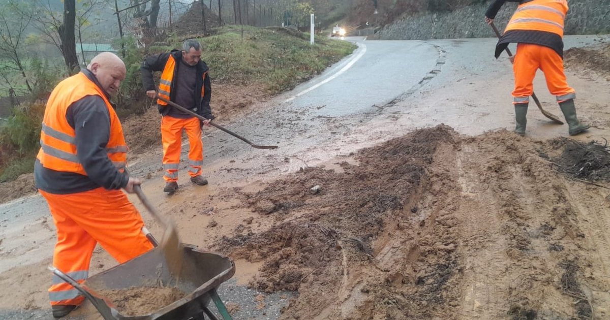 Moti i keq në Kukës  dëmtohet ura që lidh dy fshatra  probleme me energjinë elektrike