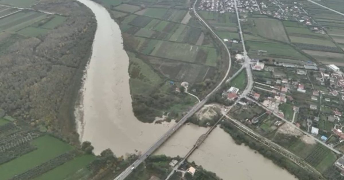 Rrezik i lartë për përmbytje  Lumi Vjosa  fryhet  pas reshjeve intensive