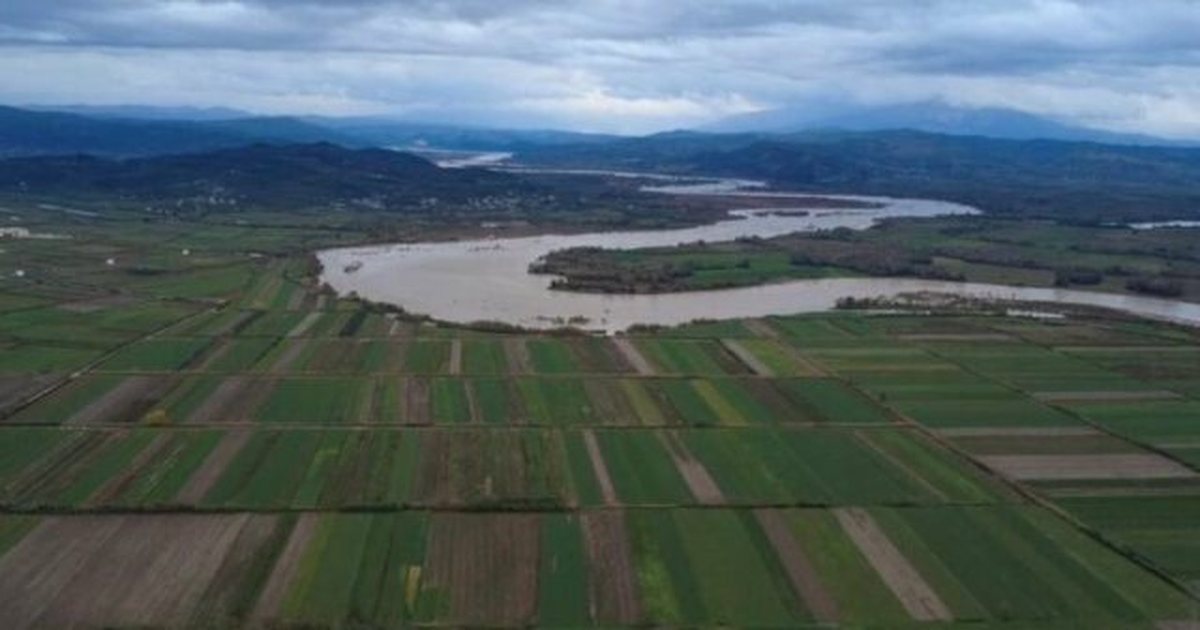 Vjosa drejt pikës KRITIKE  Rritet rreziku që lumi të dalë nga shtrati  uji arrin mbi 6 metra