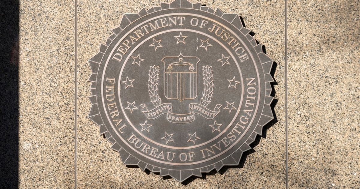 Punonjësi i FBI së pushohet nga puna sepse solli flamurin LGBTQ  në zyrë