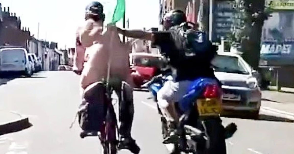 VIDEO që po bën xhiron e rrjetit  Çiklisti lakuriq rrugëve të Anglisë për bamirësi  motoristi i fut një grusht dhe 