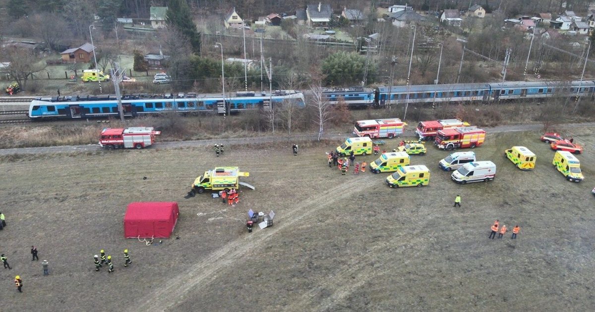 VIDEO  Prag tragjedie në Çeki  përplasen  kokë më kokë  dy trena  Raportohet për persona të plagosur  Ja çfarë dyshohet