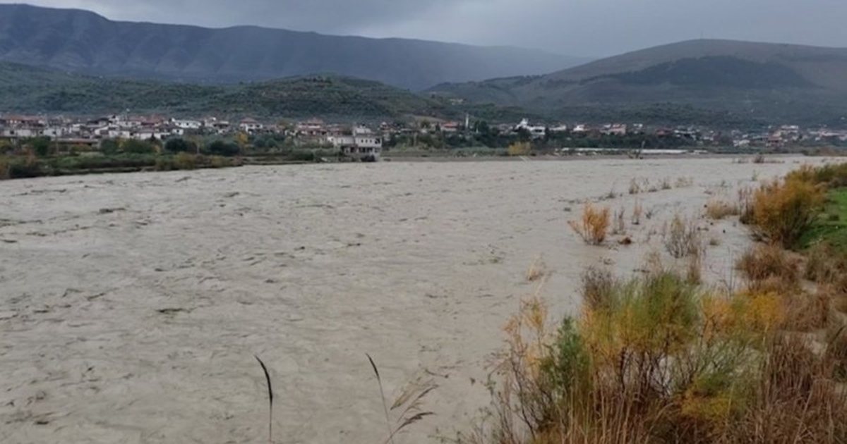 Lumi Seman në Fier del nga shtrati  përmbyten tokat në Suk  Imësht e Seman