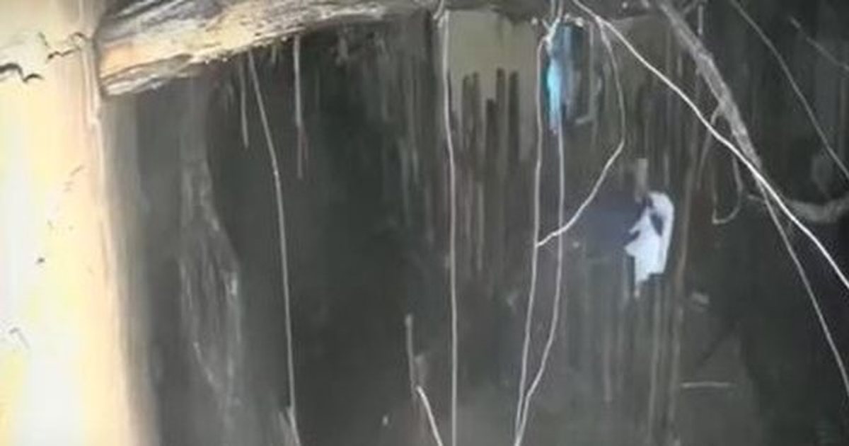 Babai në Pogradec nxjerr në mes të natës fëmijët e vegjël  paniku nga përmbytjet  VIDEO 