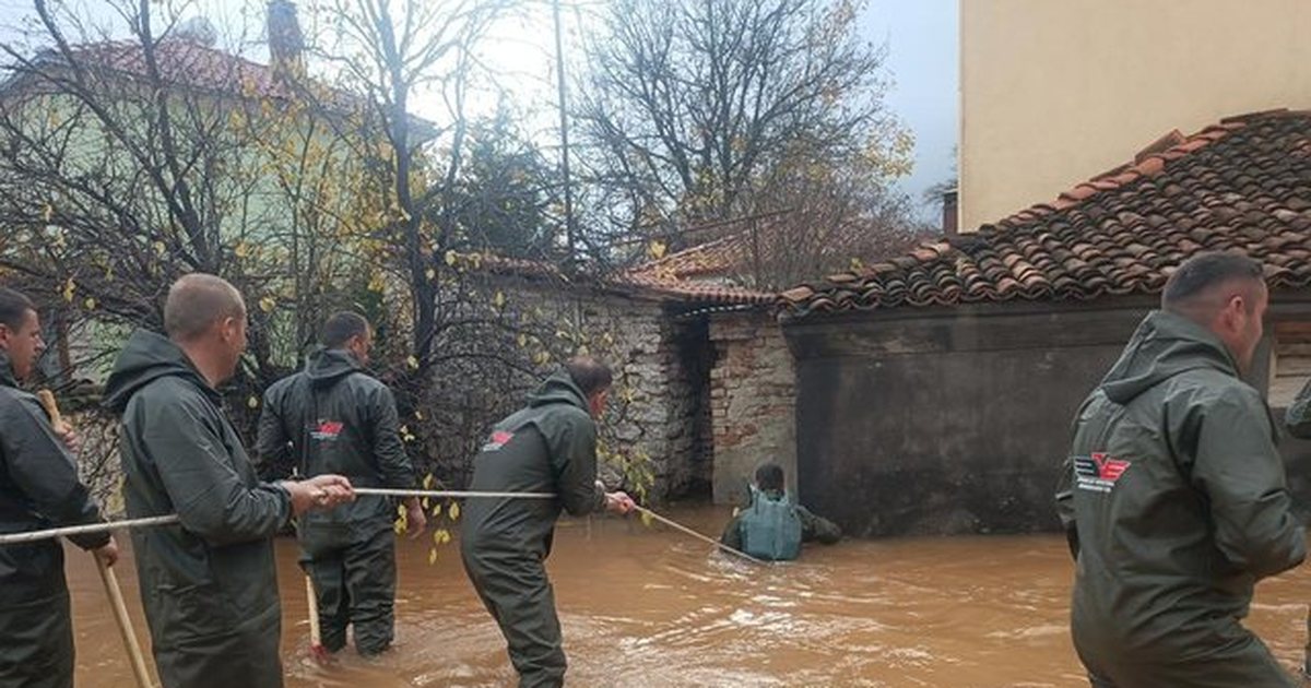 E moshuara u zhduk nga përmbytjet  vijojnë kërkimet prej më shumë se 12 orësh në Progër të Korçës