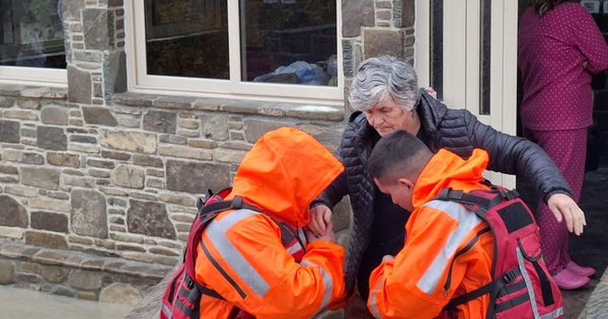 FOTO  Uji  pushton  Dimalin  Forcat e mbrojtjes evakuojnë banorët