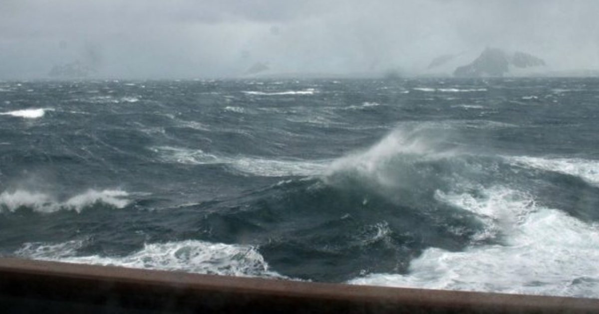 Moti i keq tjetërson ngjyrën e detit Jon  ja NDRYSHIMI DRASTIK i vijës bregdetare në Sarandë