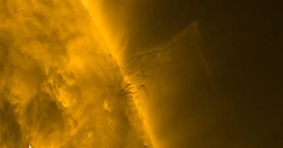 Sonda Solar Orbiter kap një video të jashtëzakonshme të një fryrjeje të errët në sipërfaqen e Diellit