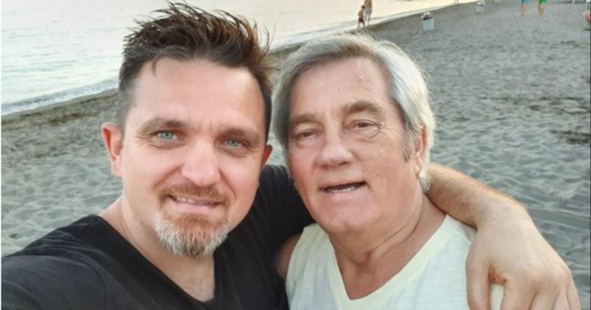  Dy vjet pa ty zemra ime    Mesazhi prekës i Jul Dedës në përvjetorin e humbjes së babait  Do jesh më i miri 