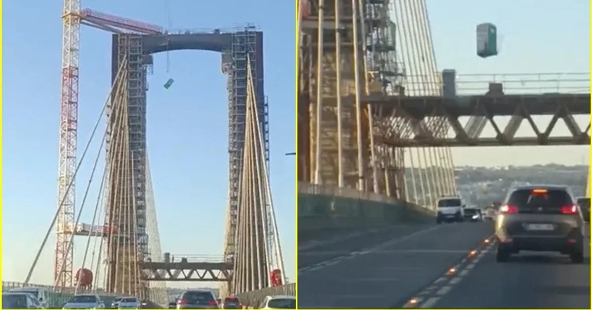 Një kabinë tualeti portative ra nga një lartësi e madhe në një urë të mbushur me vetura në Seville