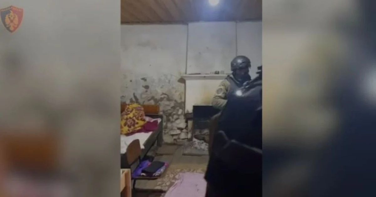 VIDEO  12 orë të ngujuar në banesë  detaje nga arrestimi i dy të rinjve në Pukë  I gjenden arsenal armësh  granata dhe   