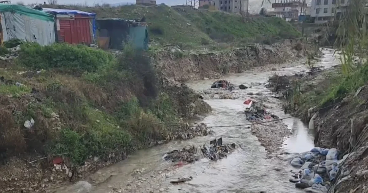 Gjirokastër  rrezikohen 20 familje  Përkeqësohet moti  reshje shiu në gjithë vendin  Përroi  kërcënon  shtëpitë   