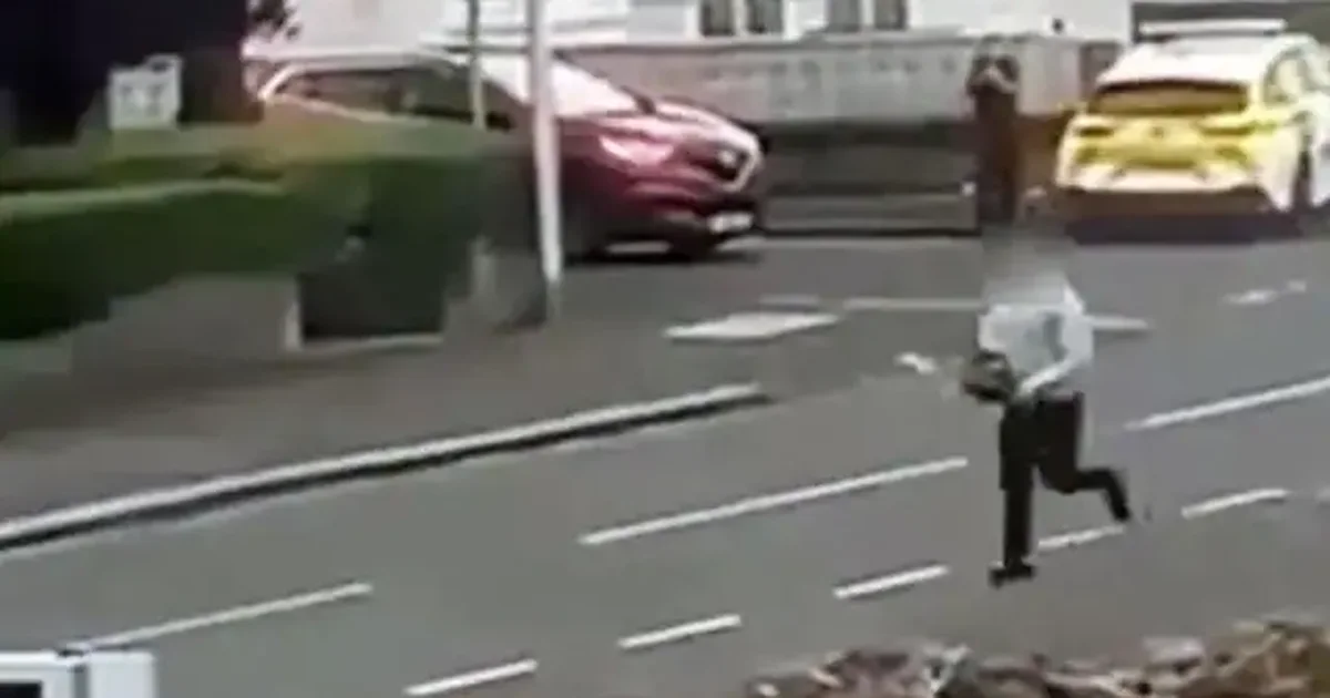 Ndoqi me sharrë elektrike oficerin në Skoci  shpallet fajtor 32 vjeçari shqiptar  VIDEO 