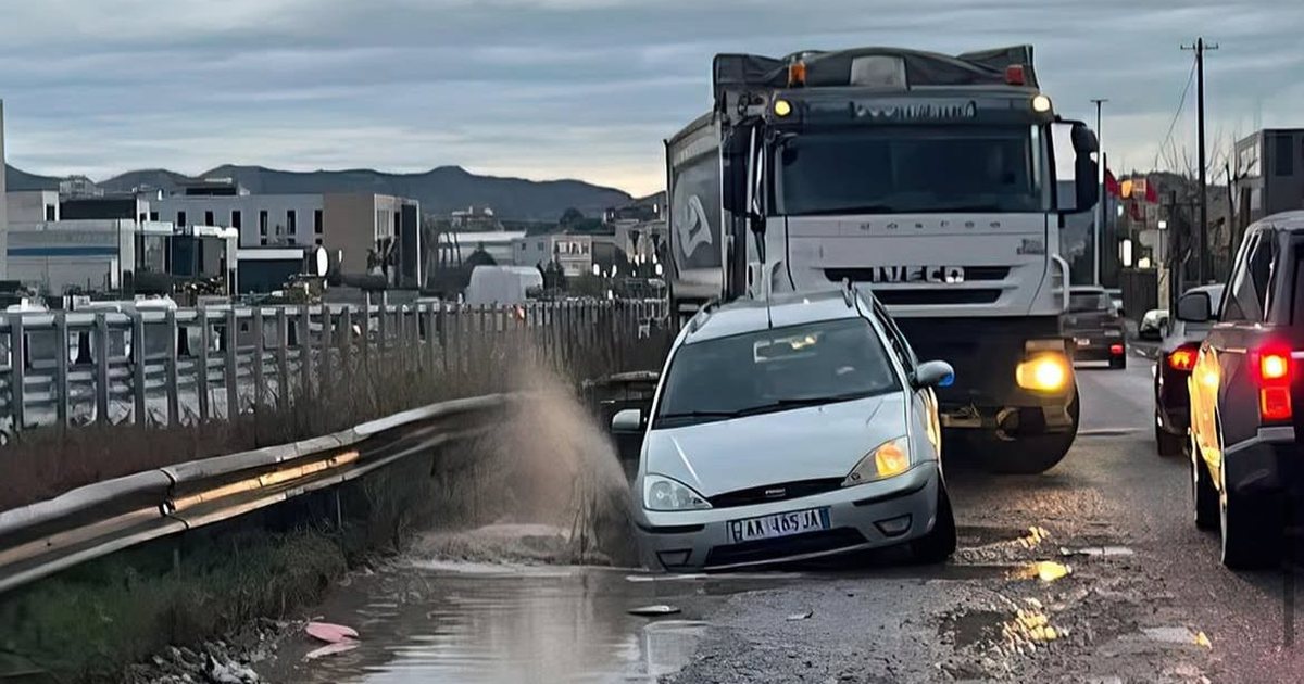 FOTO  Kaos në aksin Tiranë Vorë  amortizimi i rrugës copëton makinat