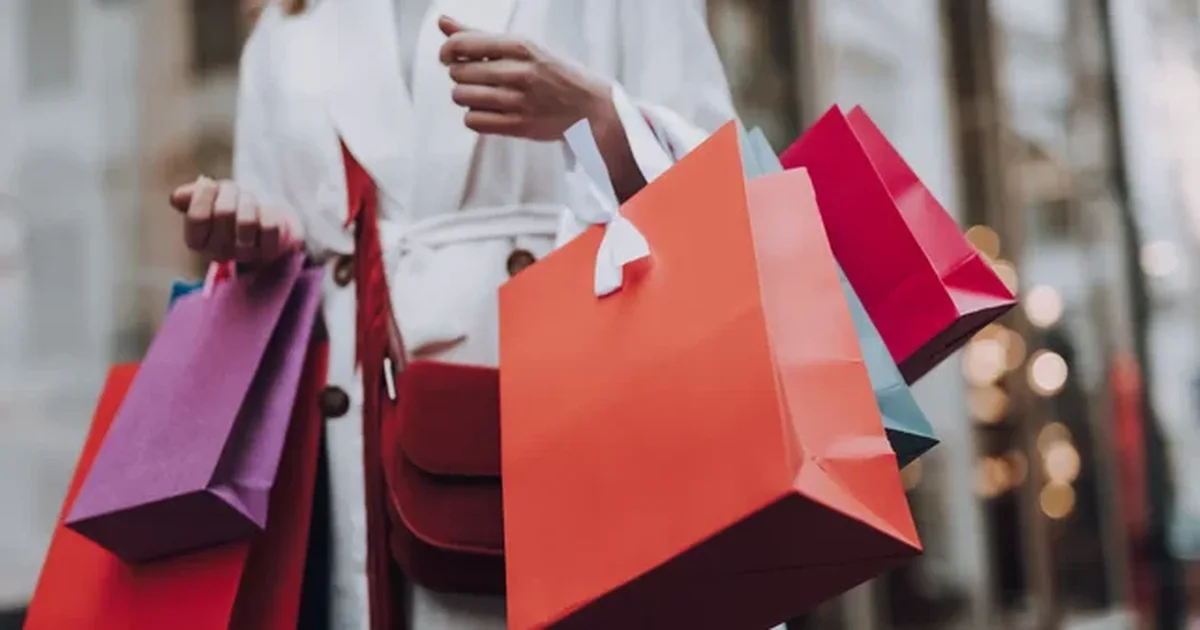 E Premtja e Zezë  Pse truri  çmendet  kur ka zbritje