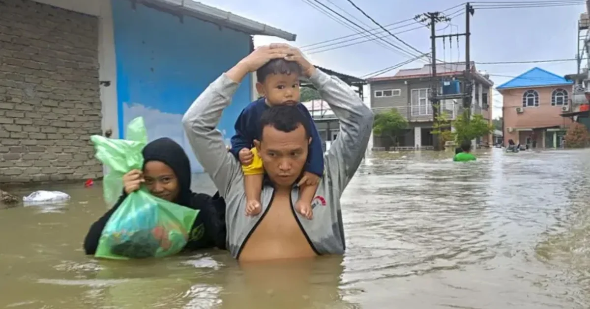 Pamje dramatike  Përmbytje masive dhe rrëshqitje dheu në Indonezi  90 të vdekur