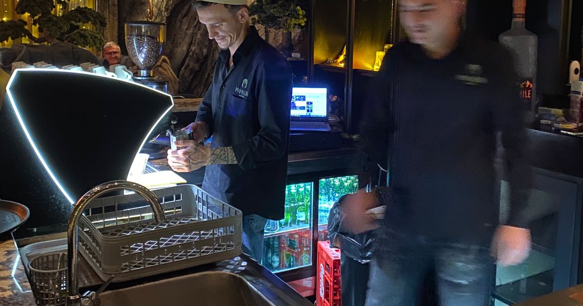 FOTO  Atmosfera e veçantë në Prizren për 28 Nëntorin  kamerierët me plis në kokë mirëpresin klientët