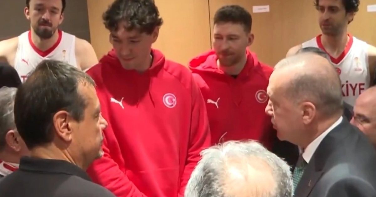 VIDEO   Erdogan zbret në dhomat e zhveshjes pas ndeshjes për t i folur djemve të ekipit së përfaqësueses turke