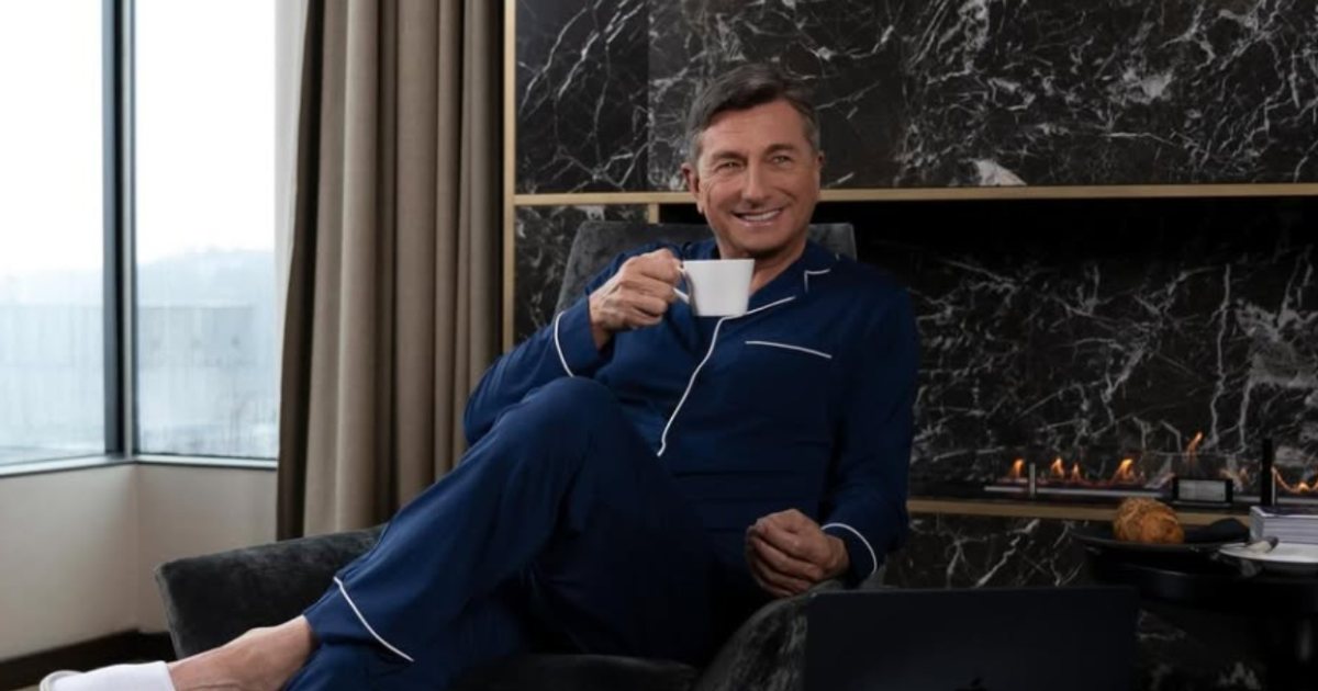 Ish presidenti publikon FOTON e papritur  I shtrirë në shtrat  krah një bjondeje të zhveshur 