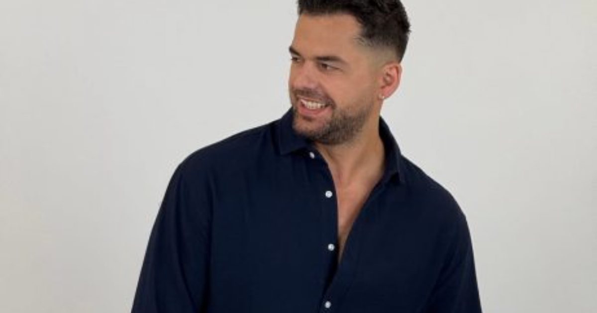 Vdekja e Shpat Kasapit  në mediat britanike  DailyMail i kushton artikull special këngëtarit shqiptar 