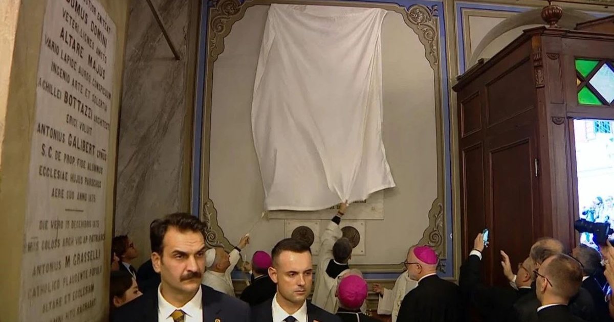 VIDEO  Momenti i sikletshëm për Papën në Stamboll bëhet viral  Incidenti me pëlhurën 