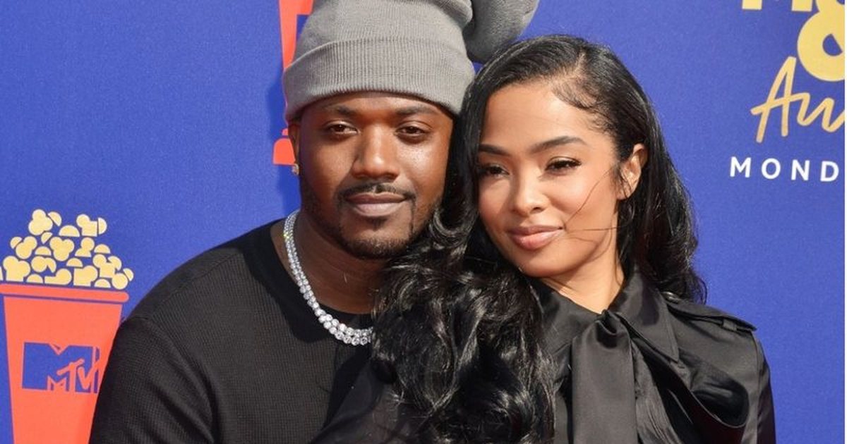 VIDEO  Kërcënoi me armë gruan në sy të fëmijës  arrestohet këngëtari i njohur  sherri transmetohej live në Tik Tok