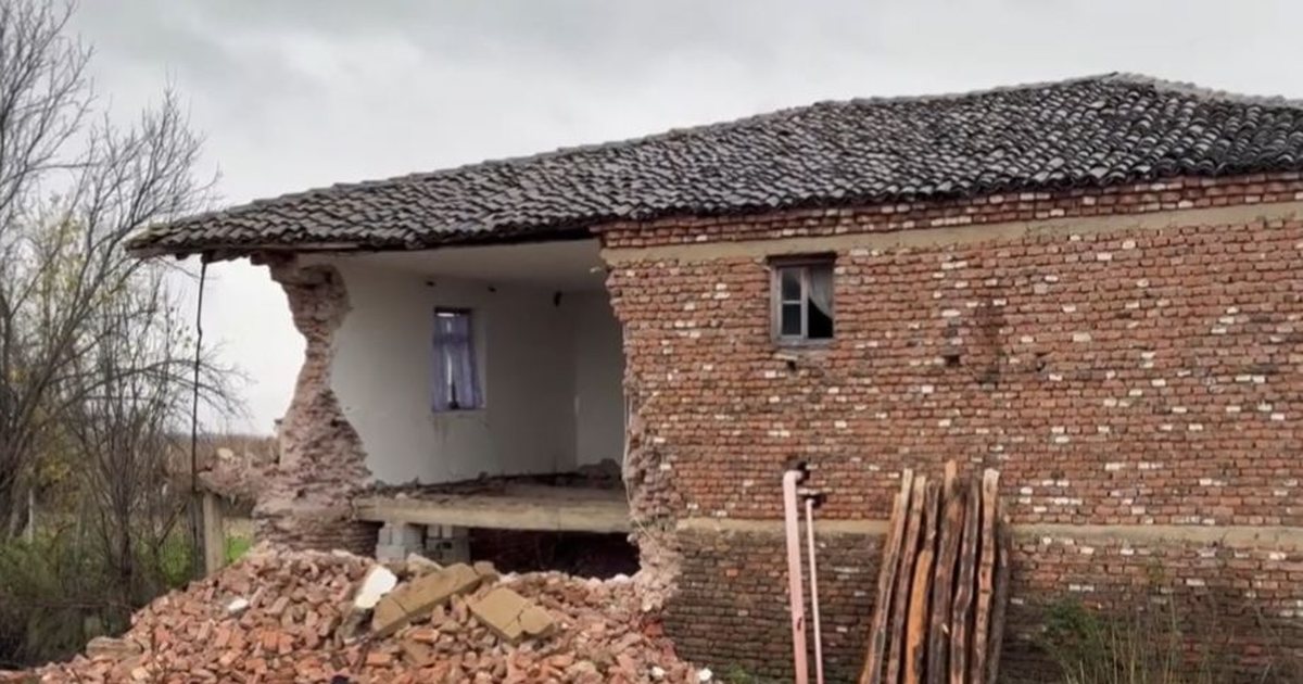  Mora fëmijët  dola jashtë   shembet shtëpia nga reshjet  kryefamiljari  Bëra një kasolle  do e mbuloj me plasmas