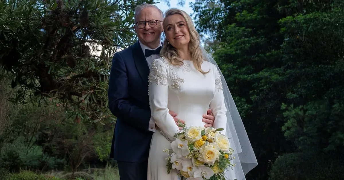 Martohet në moshën 62 vjeçare kryeministri australian Anthony Albanese  unazat i sjell qeni