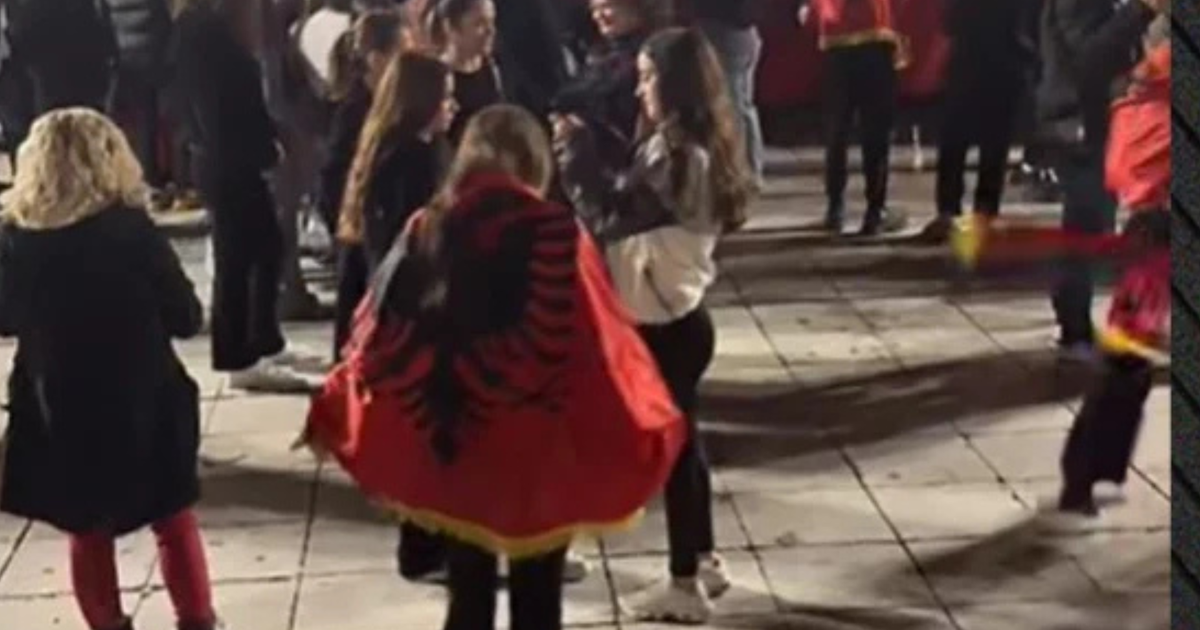 Festat e Nëntorit  Shqiptarët ndezin Selanikun  këngë e valle në rrugët e Greqisë