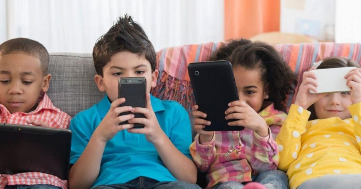 Prindër bëni KUJDES  Përdorimi i tepërt i telefonave para moshës 13 vjeç ndryshon strukturën e   