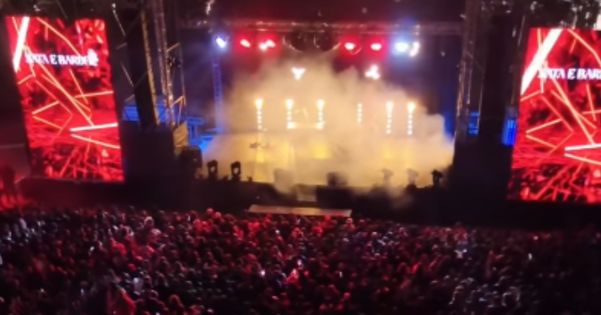 Nata e Bardhë  ndez  Tiranën  koncerti sjell atmosferë festive  qytetarët mbushin  Sheshin Skënderbej 