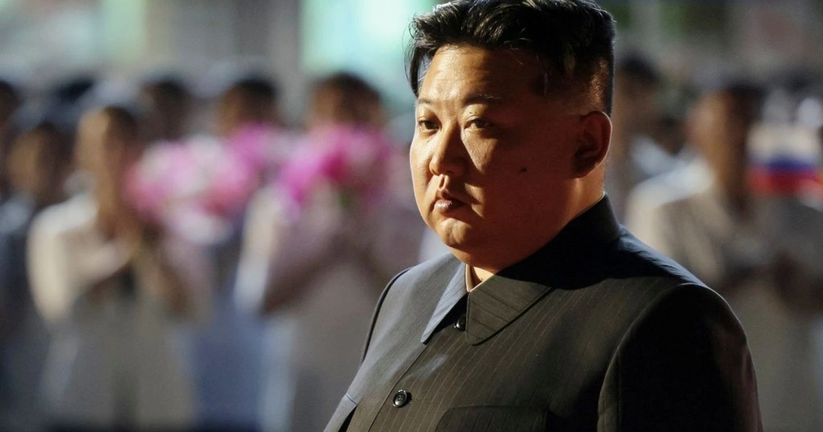 Udhëheqësi i Koresë së Veriut  Kim Jong un  merr pjesë në një shfaqje ajrore me vajzën e tij  FOTO 