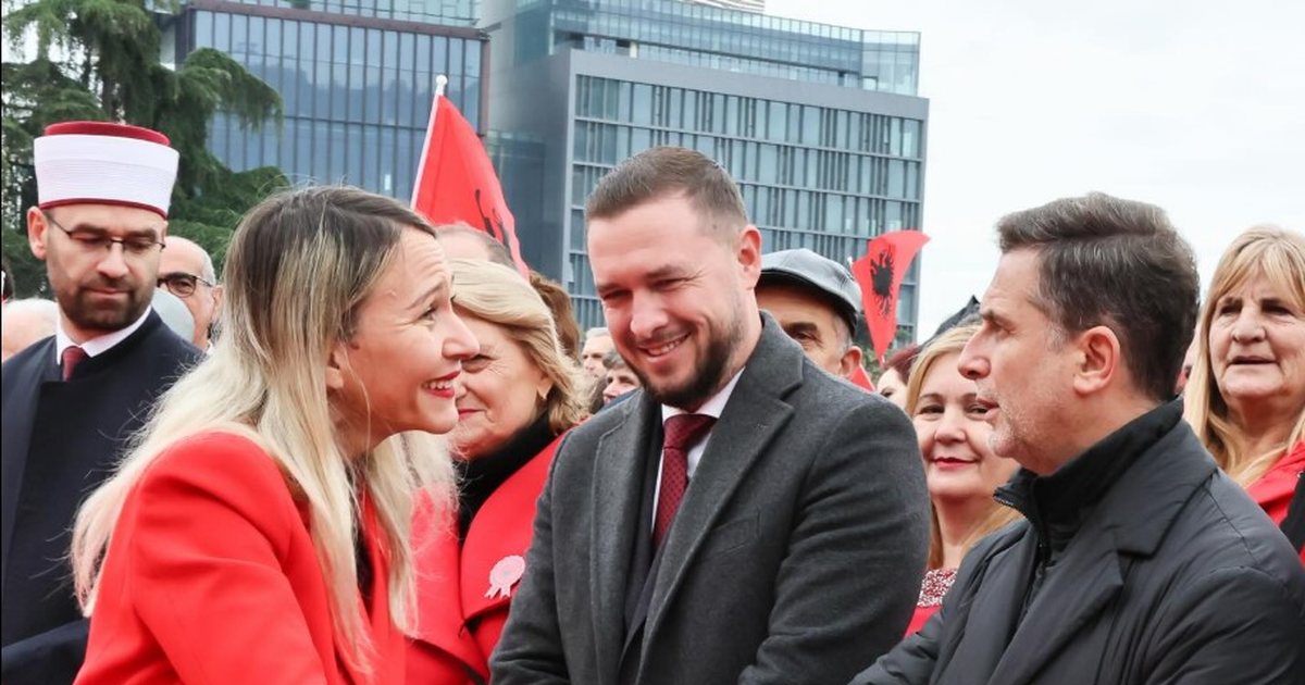 E quajti  arrogante  dhe i publikoi SMS të  Erion Braçe takohet me kryetaren e komanduar të Bashkisë së Tiranës  ironizon mimikën e saj  Ishte gëzim i madh  duket 