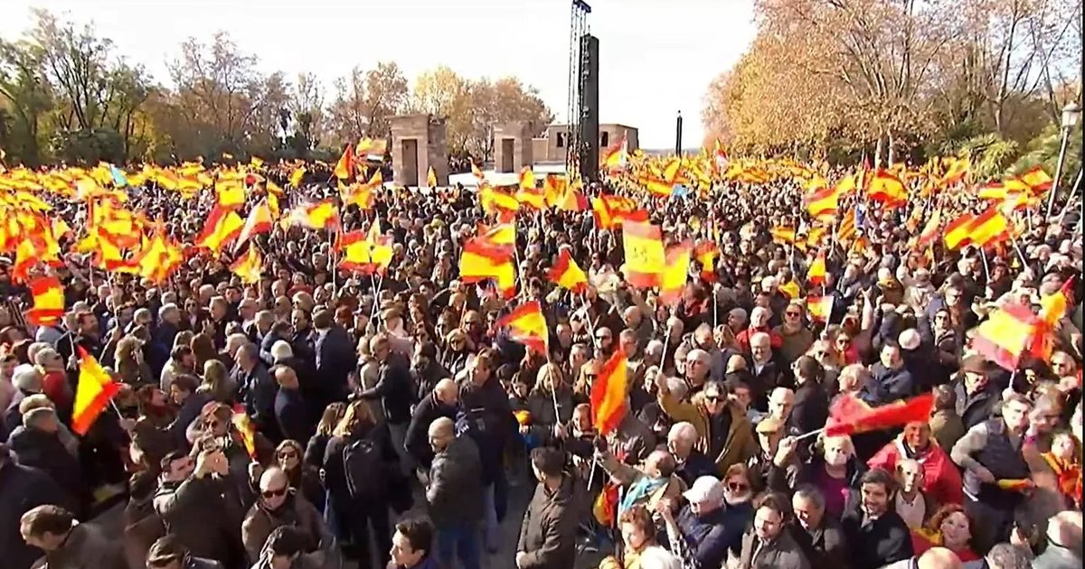 VIDEO  Protestë kundër kryeministrit Pedro Sanchez  mijëra spanjollë mbushin sheshin e Madridit  Qeverisje mafioze