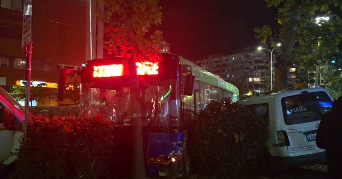 FOTO  Aksidentohet autobusi në rrugën  e Kavajës 