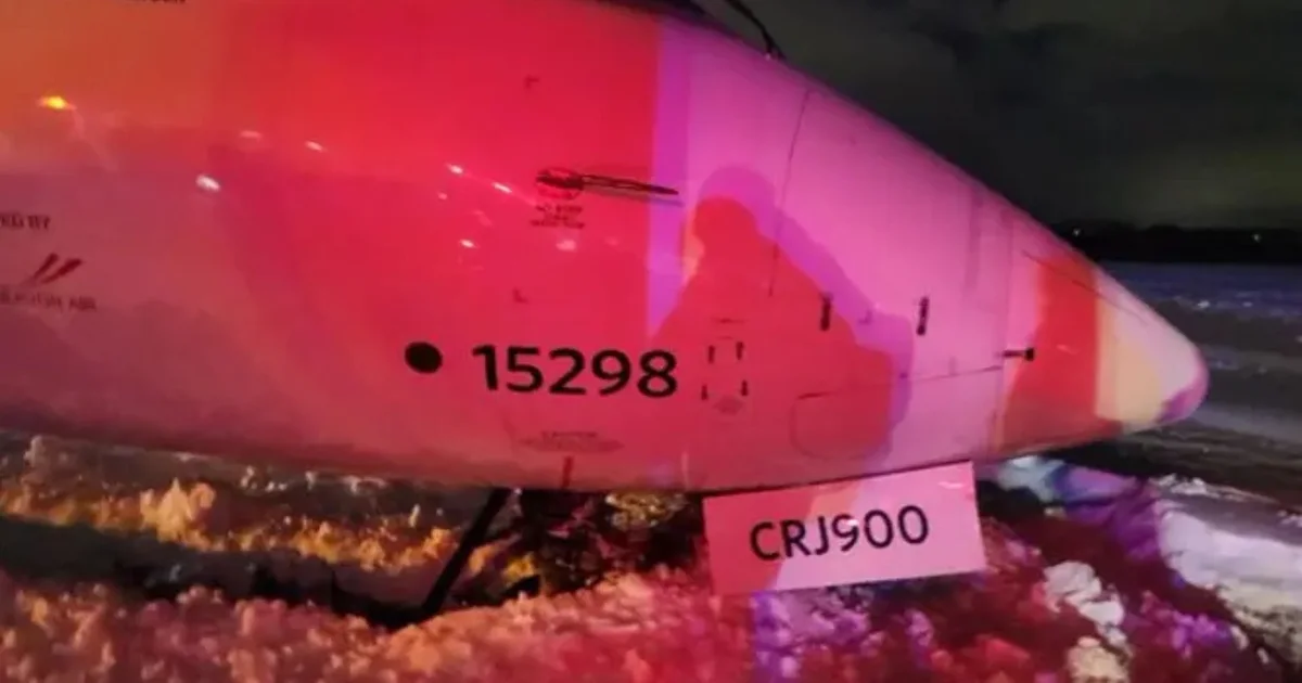 SHBA  avioni rrëshqet dhe del nga pista e mbuluar me akull  të gjithë pasagjerët u transportuan   