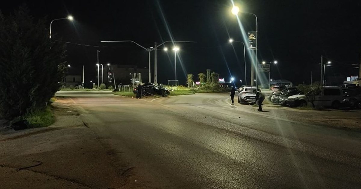 Aksident në Lushnjë  automjeti përplaset me shtyllën e ndriçimit  drejtuesi në gjendje të rëndë  EMRI 