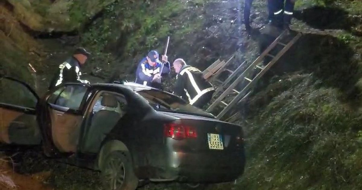 12 vjeçari në Tiranë merr makinën e të atit dhe përfundon jashtë rruge  dy të plagosur