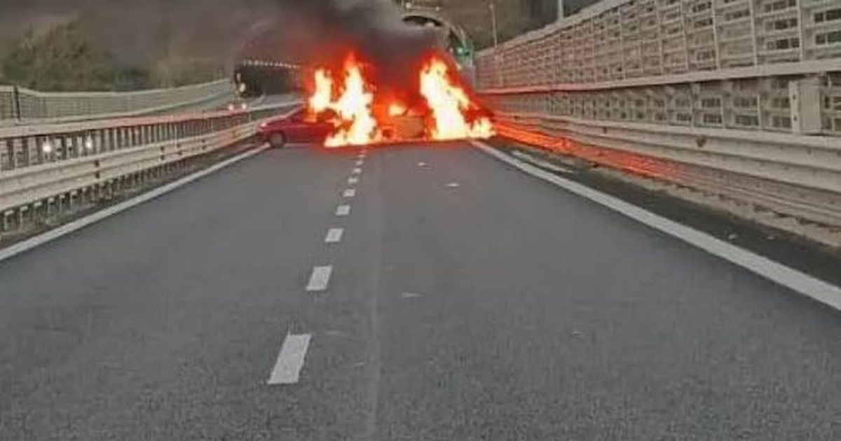 Persona të armatosur grabisin furgonin e blinduar brenda tunelit  marrin 2 mln euro  Gracka me makina të djegura dhe gozhdë